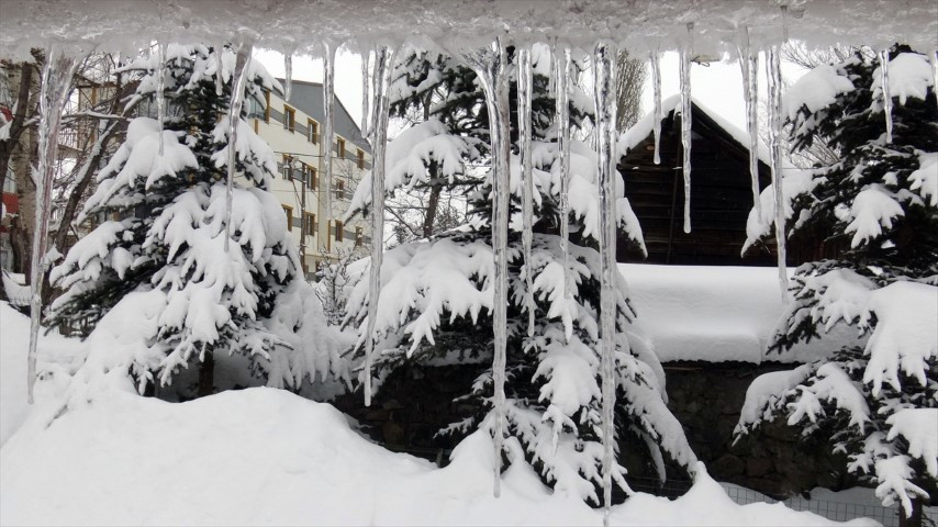  Bastıran kar yağışıyla yollar kapandı