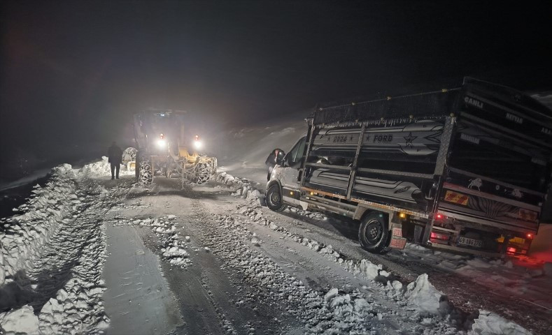  Bastıran kar yağışıyla yollar kapandı