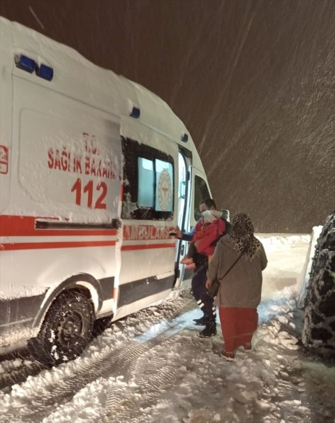  Bastıran kar yağışıyla yollar kapandı