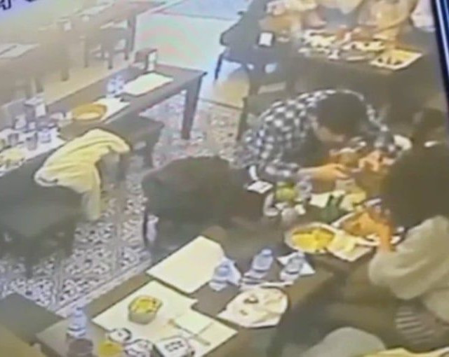 Taksim'de yemekten çıkan böcek müşterinin dudağını ısırdı