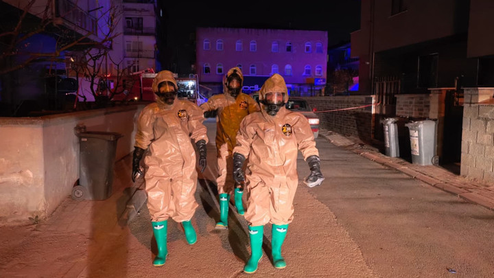 Bursa'da gaz kokusu paniği! Binalar tahliye edildi... Kontrol için çakmak kullandı, patlama oldu