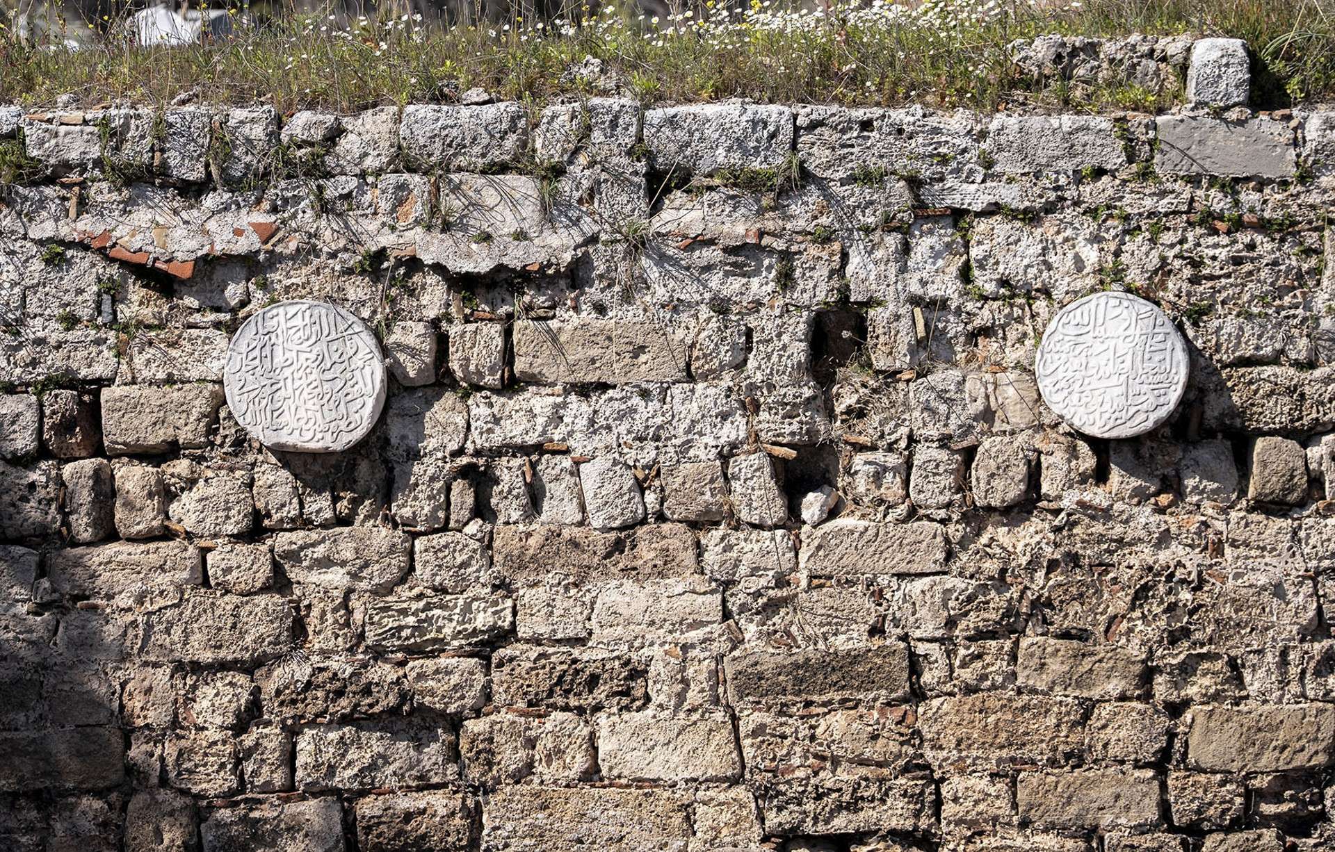 DUVARLARDA SAKLI 800 YILLIK KİTABELER