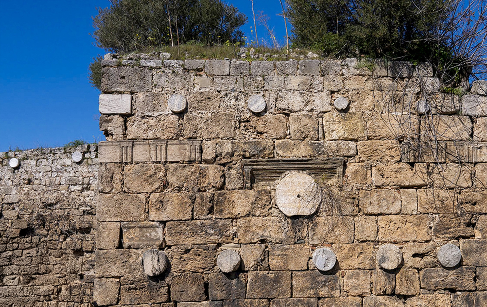 Selçuklu'nun 800 yıllık kayıp kitabeleri tarihi surlar ve evlerin duvarlarında bulundu