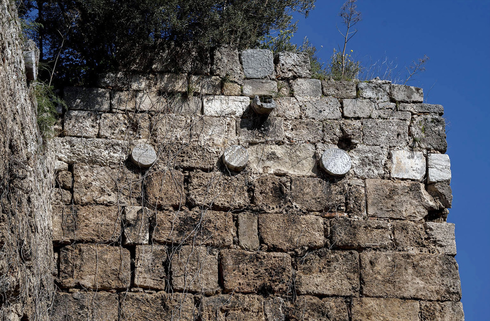 Selçuklunun 800 yıllık kayıp kitabeleri tarihi surlar ve evlerin duvarlarında bulundu