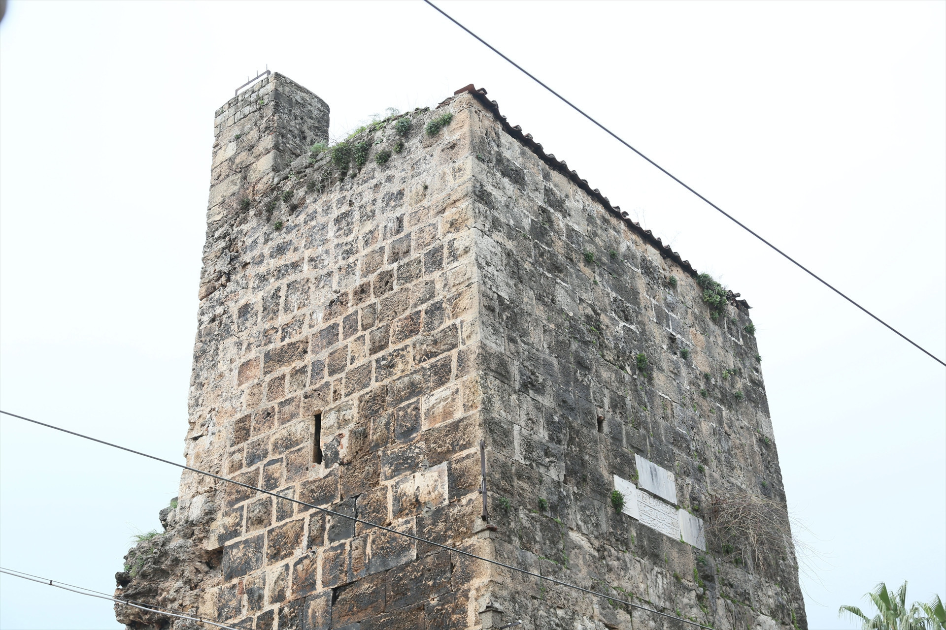 Selçuklunun 800 yıllık kayıp kitabeleri tarihi surlar ve evlerin duvarlarında bulundu