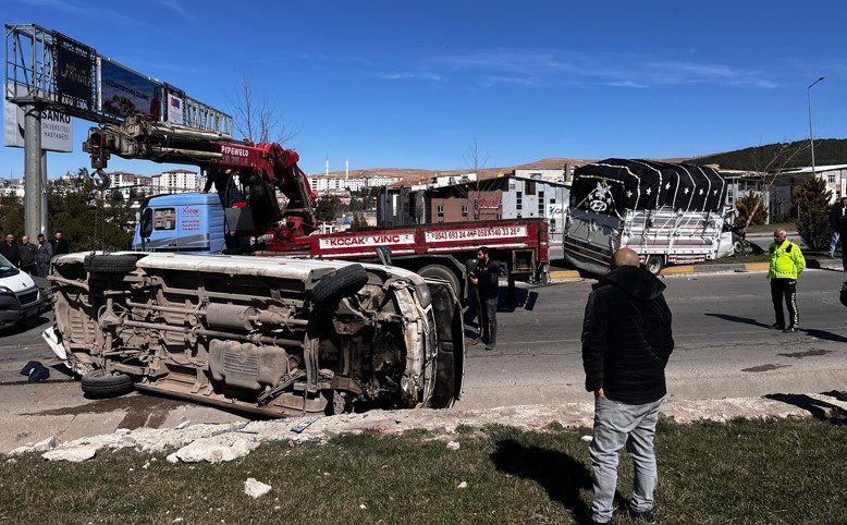 Gaziantep’te kamyonet ile minibüs çarpıştı: 4 yaralı
