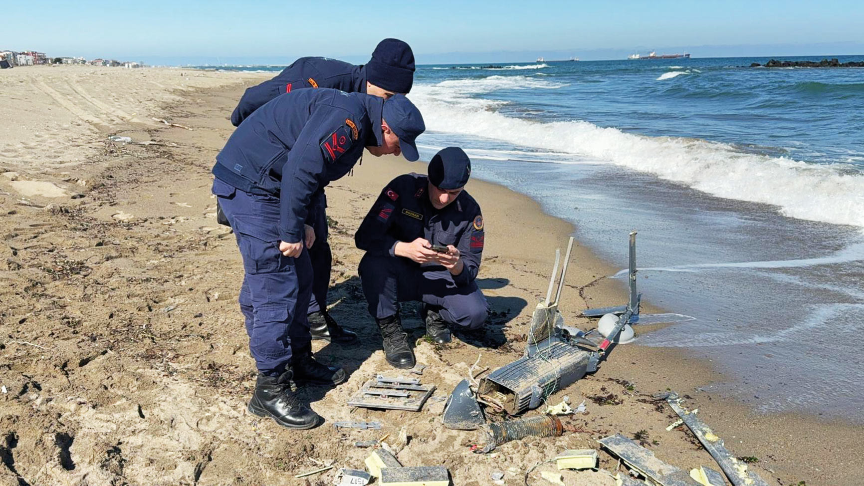 Sahilde parçalanmış İHA bulundu