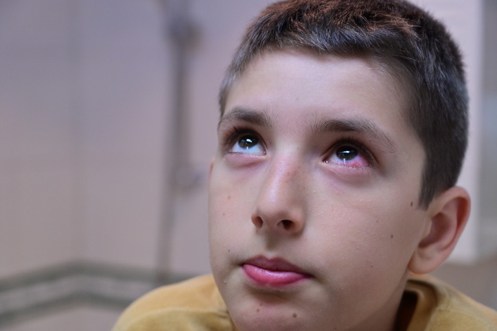 Çocuğunuzun gözlerini karanlıkta mutlaka test edin Sinsi hastalığın ilk sinyaline dikkat