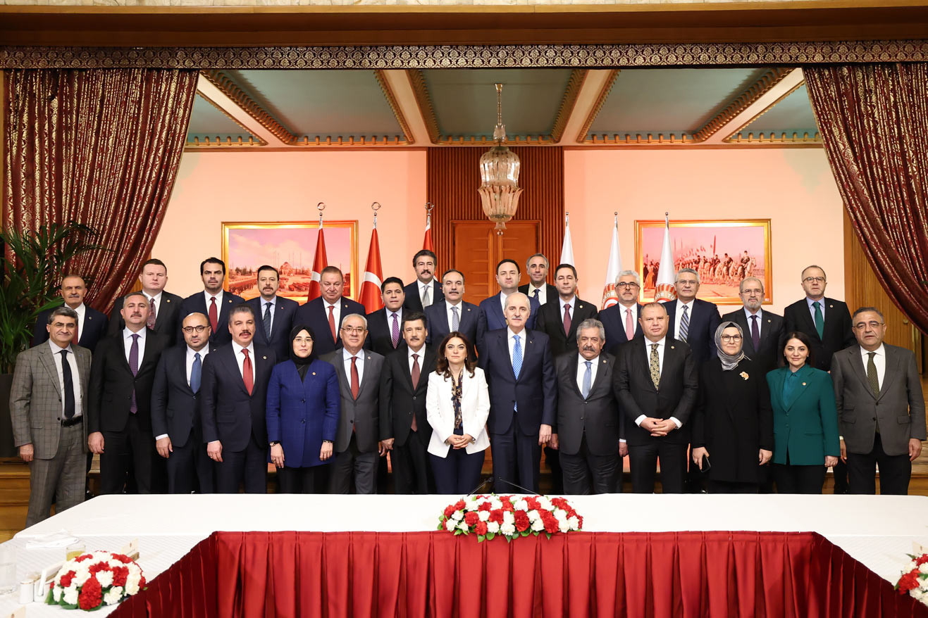 Kurtulmuş, ‘Terörsüz Türkiye’ komisyonu üyeleriyle iftarda bir araya geldi