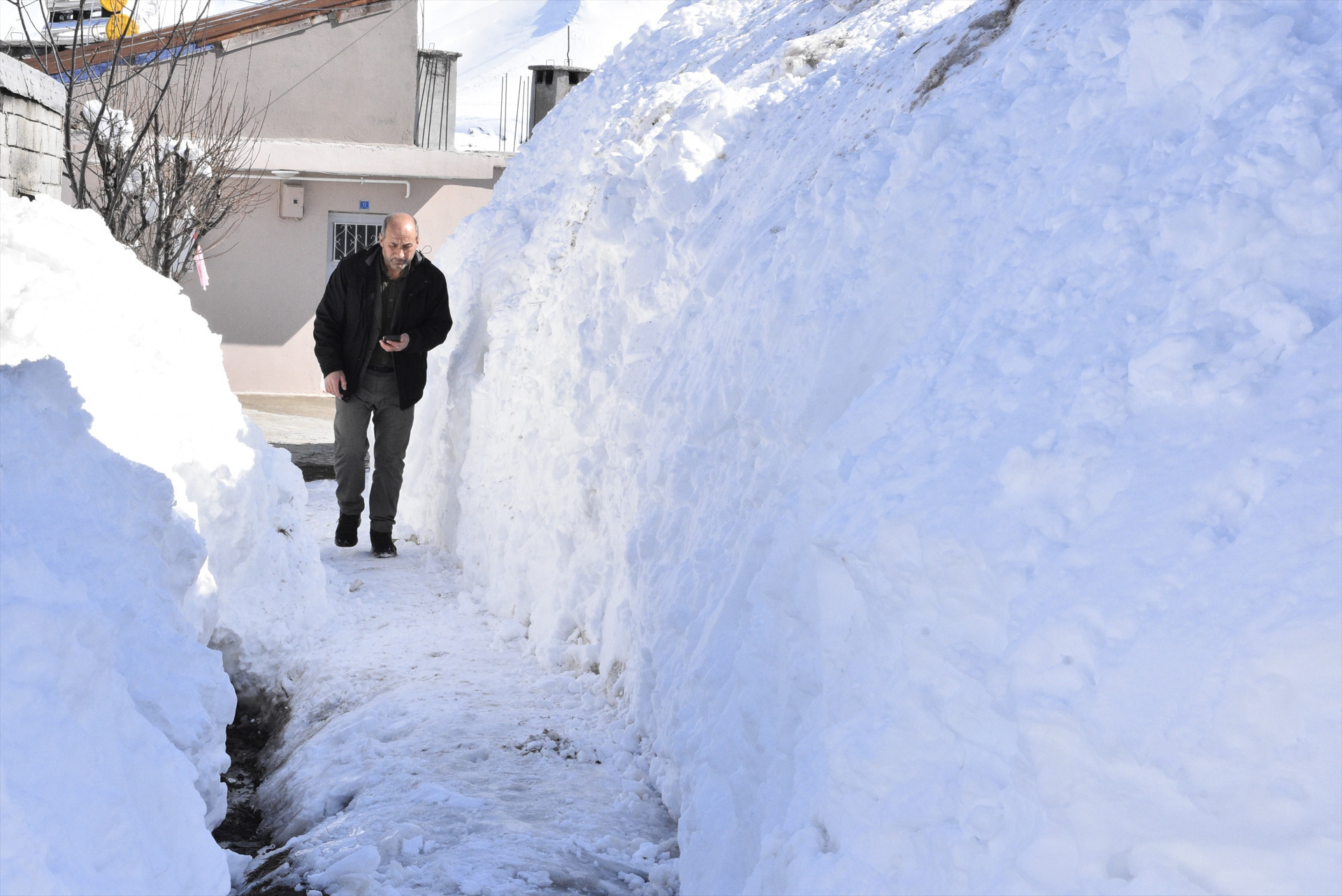 Kar kalınlığı 2 metreyi aştı Evler ve ahırlar kara gömüldü... Evlerine tünel kazarak ulaşıyorlar