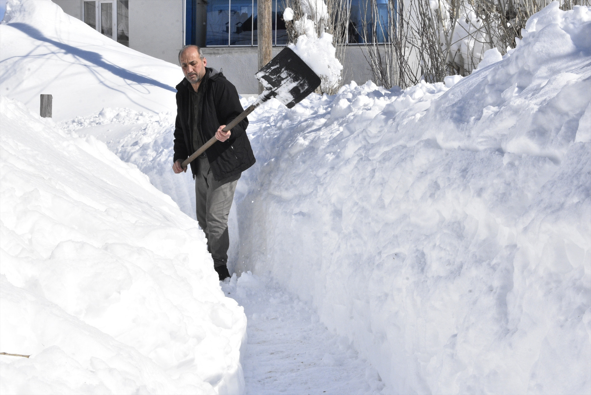 Kar kalınlığı 2 metreyi aştı Evler ve ahırlar kara gömüldü... Evlerine tünel kazarak ulaşıyorlar
