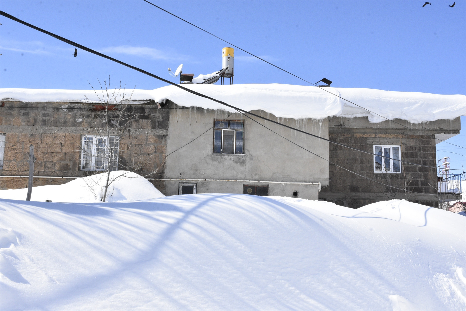 Kar kalınlığı 2 metreyi aştı Evler ve ahırlar kara gömüldü... Evlerine tünel kazarak ulaşıyorlar