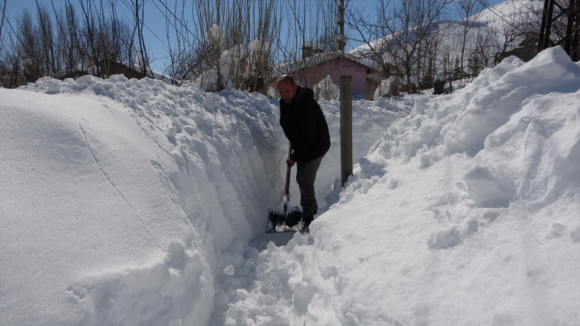 Kar kalınlığı 2 metreyi aştı Evler ve ahırlar kara gömüldü... Evlerine tünel kazarak ulaşıyorlar