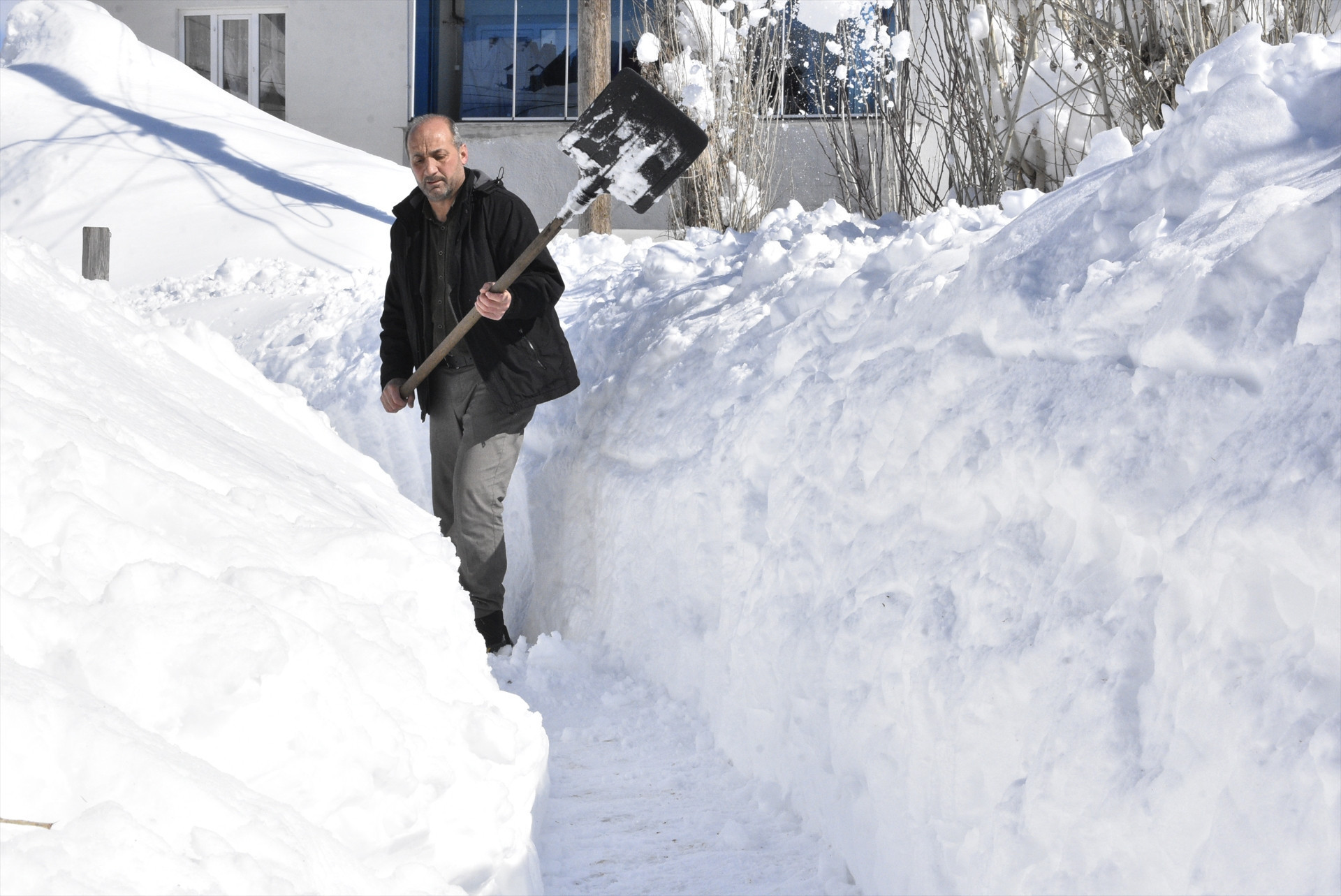 Kar kalınlığı 2 metreyi aştı Evler ve ahırlar kara gömüldü... Evlerine tünel kazarak ulaşıyorlar