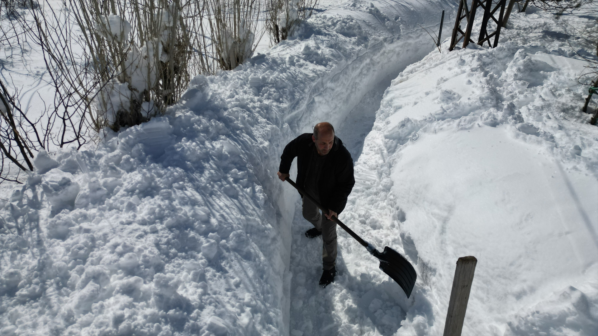 Kar kalınlığı 2 metreyi aştı Evler ve ahırlar kara gömüldü... Evlerine tünel kazarak ulaşıyorlar