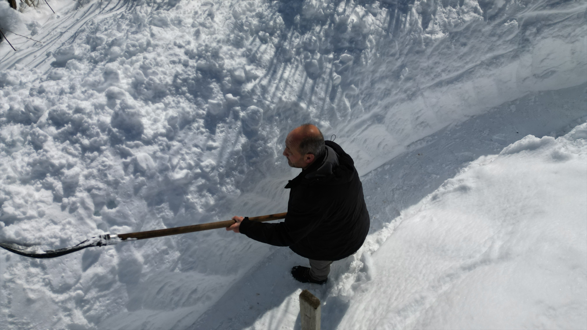 Kar kalınlığı 2 metreyi aştı Evler ve ahırlar kara gömüldü... Evlerine tünel kazarak ulaşıyorlar
