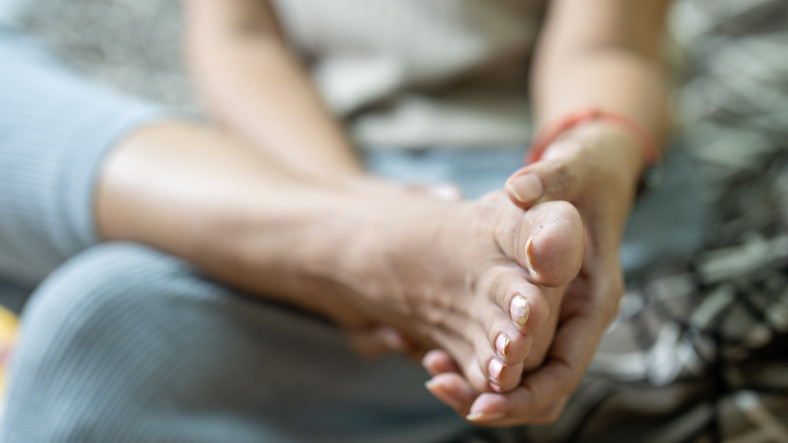 Ölümcül bir rahatsızlığın ilk belirtisi olabilir Geceleri bacaklarda yanma ve kızarma hissini hafife almayın