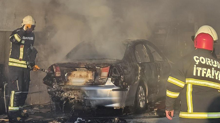 Otomobil tamir sırasında alev alev yandı