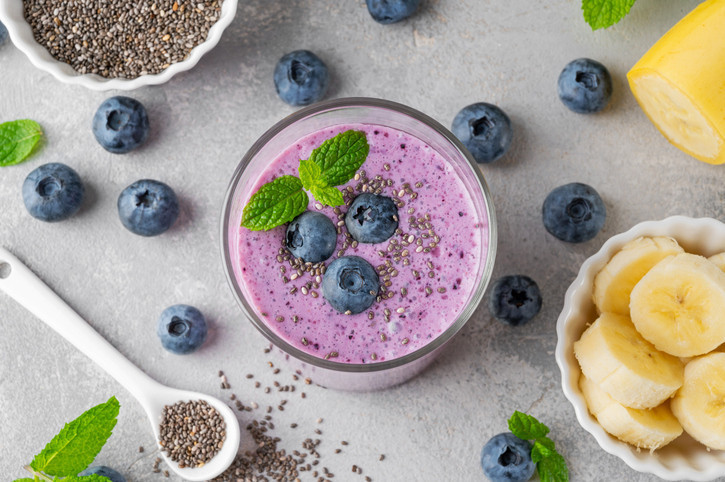 Kahvaltı: Orman meyveli, yoğurtlu yulaf smoothie