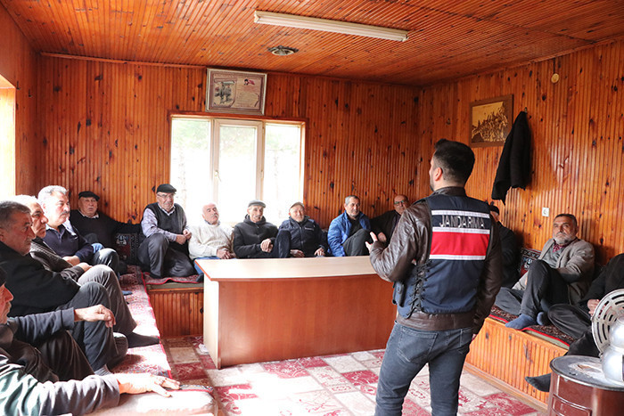 Jandarma köy köy dolaşarak vatandaşları uyarıyor: Bu tür tuzaklara düşmemeye çalışacağız