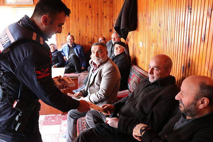 Jandarma köy köy dolaşarak vatandaşları uyarıyor: Bu tür tuzaklara düşmemeye çalışacağız
