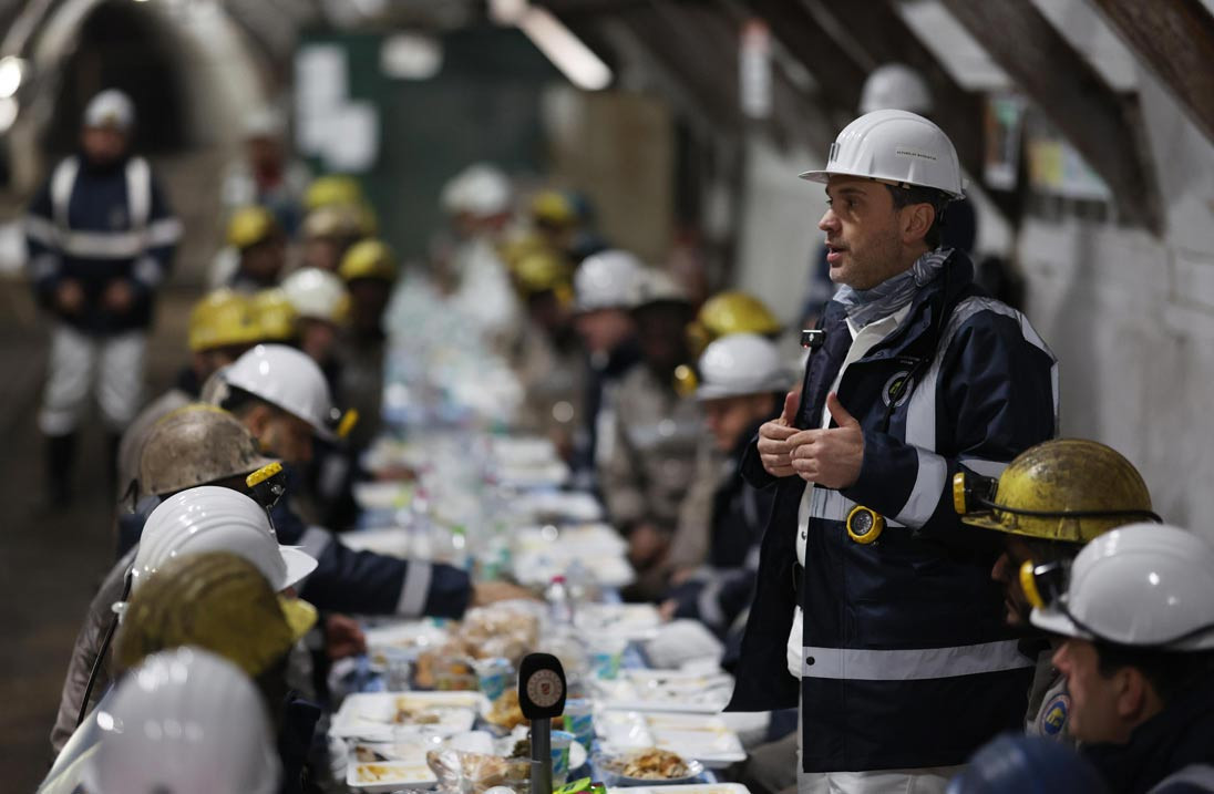 Bakan Bayraktar, madencilerle iftar yaptı