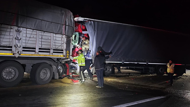 Bursa'da 2 TIR çarpıştı: 1 ölü