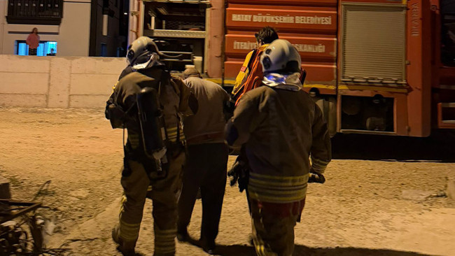 Samandağ’da ev yandı: 3 kişi dumandan etkilendi