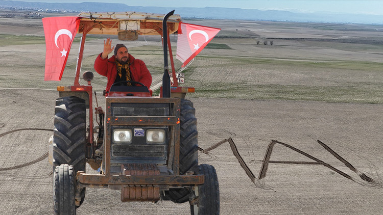 Aksaraylı çiftçiden tarlaya anlamlı yazı