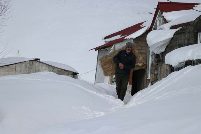  Baharda kışı yaşıyorlar Kar evlerin boyunu aşmış, çatılar içinde kaybolmuş