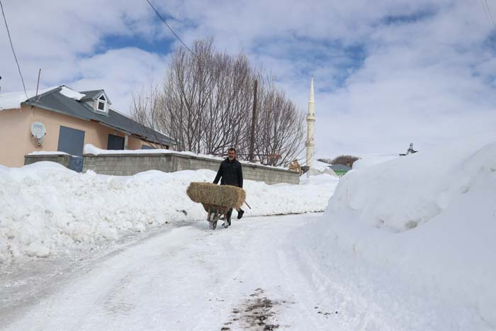  Baharda kışı yaşıyorlar Kar evlerin boyunu aşmış, çatılar içinde kaybolmuş
