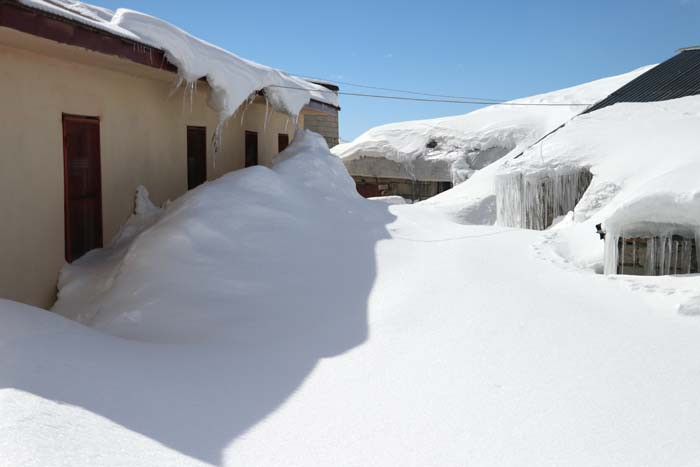  Baharda kışı yaşıyorlar Kar evlerin boyunu aşmış, çatılar içinde kaybolmuş