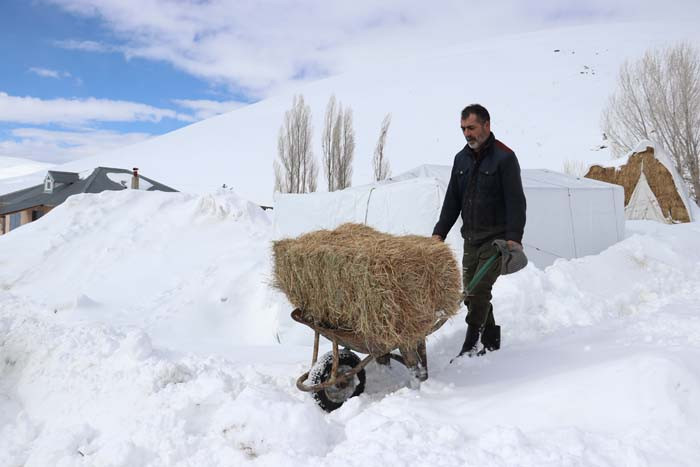  Baharda kışı yaşıyorlar Kar evlerin boyunu aşmış, çatılar içinde kaybolmuş