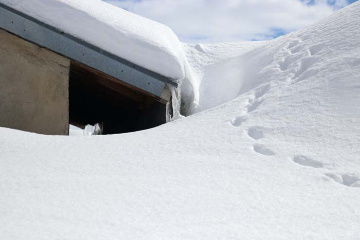  Baharda kışı yaşıyorlar Kar evlerin boyunu aşmış, çatılar içinde kaybolmuş
