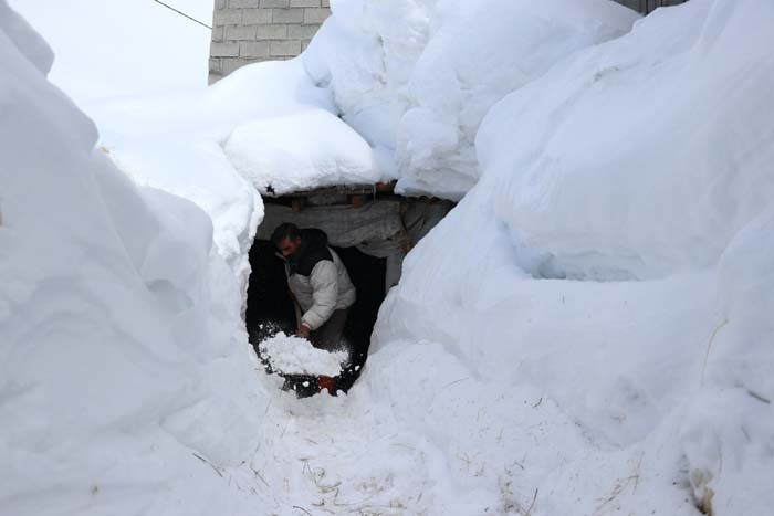  Baharda kışı yaşıyorlar Kar evlerin boyunu aşmış, çatılar içinde kaybolmuş