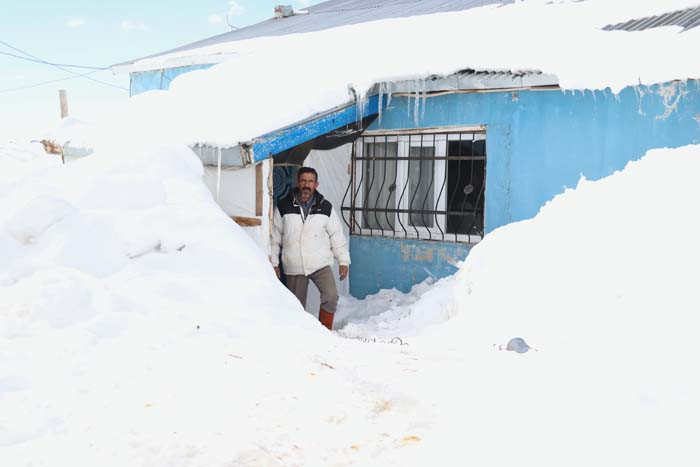  Baharda kışı yaşıyorlar Kar evlerin boyunu aşmış, çatılar içinde kaybolmuş