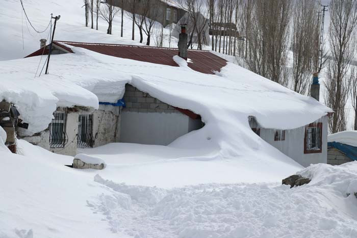  Baharda kışı yaşıyorlar Kar evlerin boyunu aşmış, çatılar içinde kaybolmuş