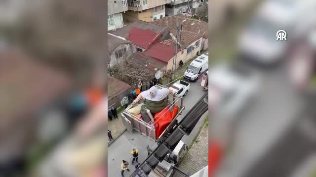 240 kiloya ulaşan genç kadın, itfaiye tarafından evinden böyle çıkarıldı