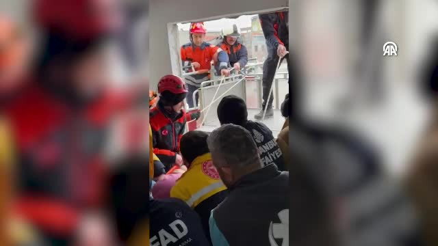 240 kiloya ulaşan genç kadın, itfaiye tarafından evinden böyle çıkarıldı