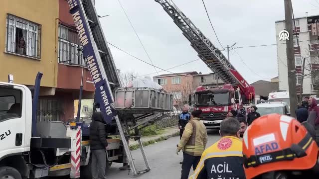 240 kiloya ulaşan genç kadın, itfaiye tarafından evinden böyle çıkarıldı