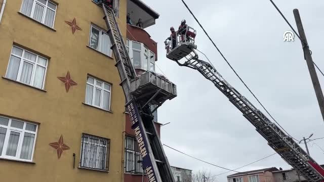 240 kiloya ulaşan genç kadın, itfaiye tarafından evinden böyle çıkarıldı