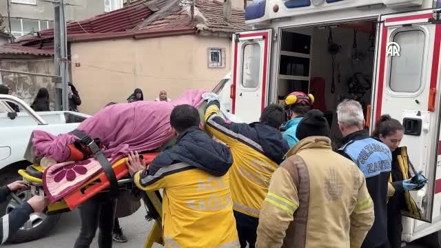 240 kiloya ulaşan genç kadın, itfaiye tarafından evinden böyle çıkarıldı