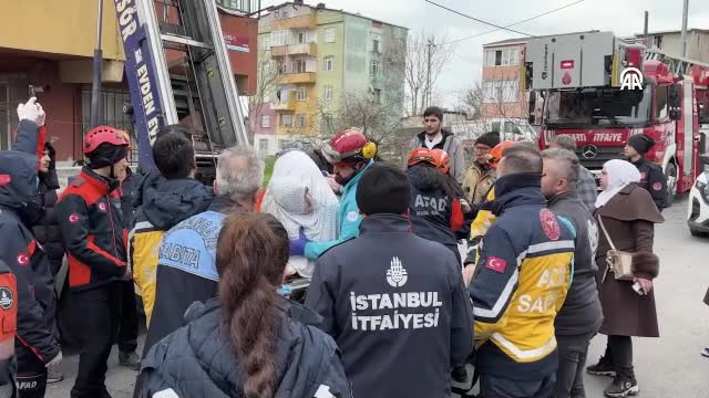 240 kiloya ulaşan genç kadın, itfaiye tarafından evinden böyle çıkarıldı