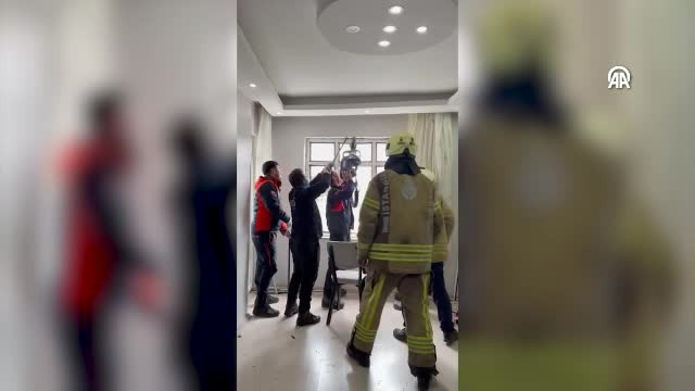 240 kiloya ulaşan genç kadın, itfaiye tarafından evinden böyle çıkarıldı