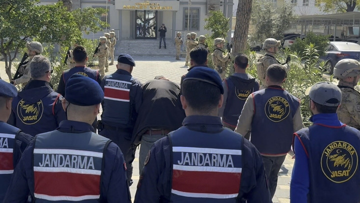 Aydın'da dehşet! Annesini odunla başına vurarak öldürdü