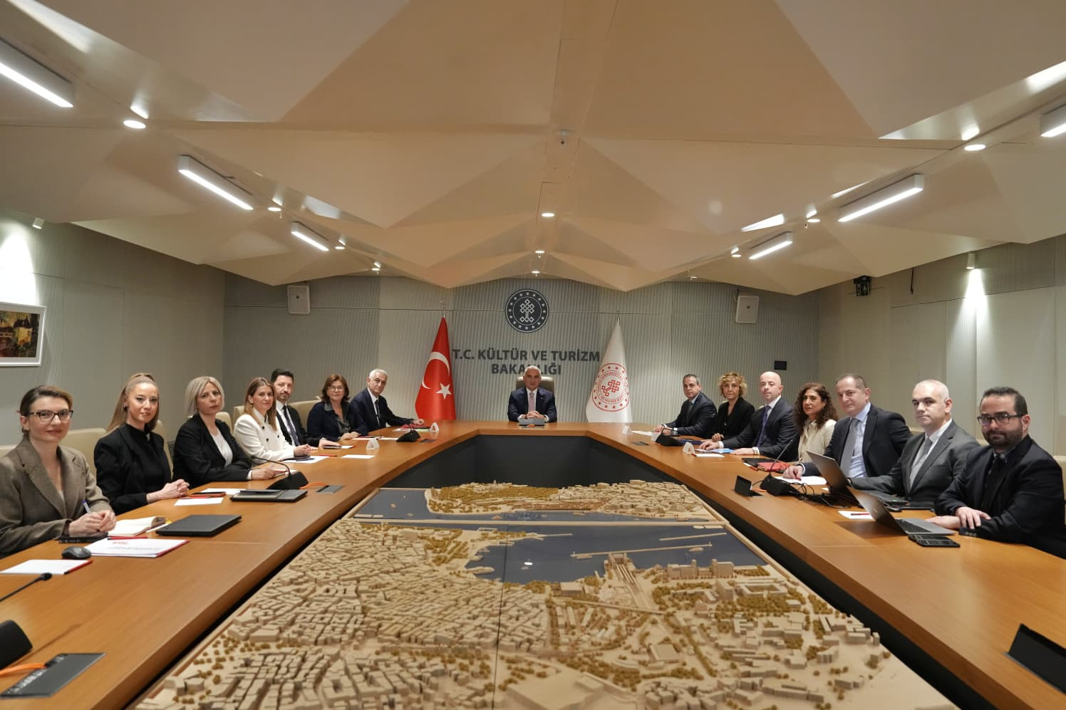 Türkiye turizminin güçlendirilmesi için Bakan Ersoy’dan iki kritik görüşme