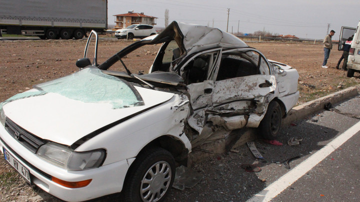 Aksaray'da otomobil ile kamyonet kavşakta çarpıştı: 1 ölü, 1 yaralı