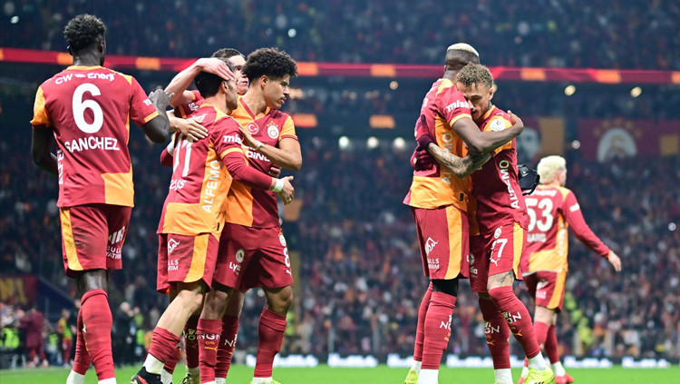 Galatasaraylı oyuncular maç sonu sevinci