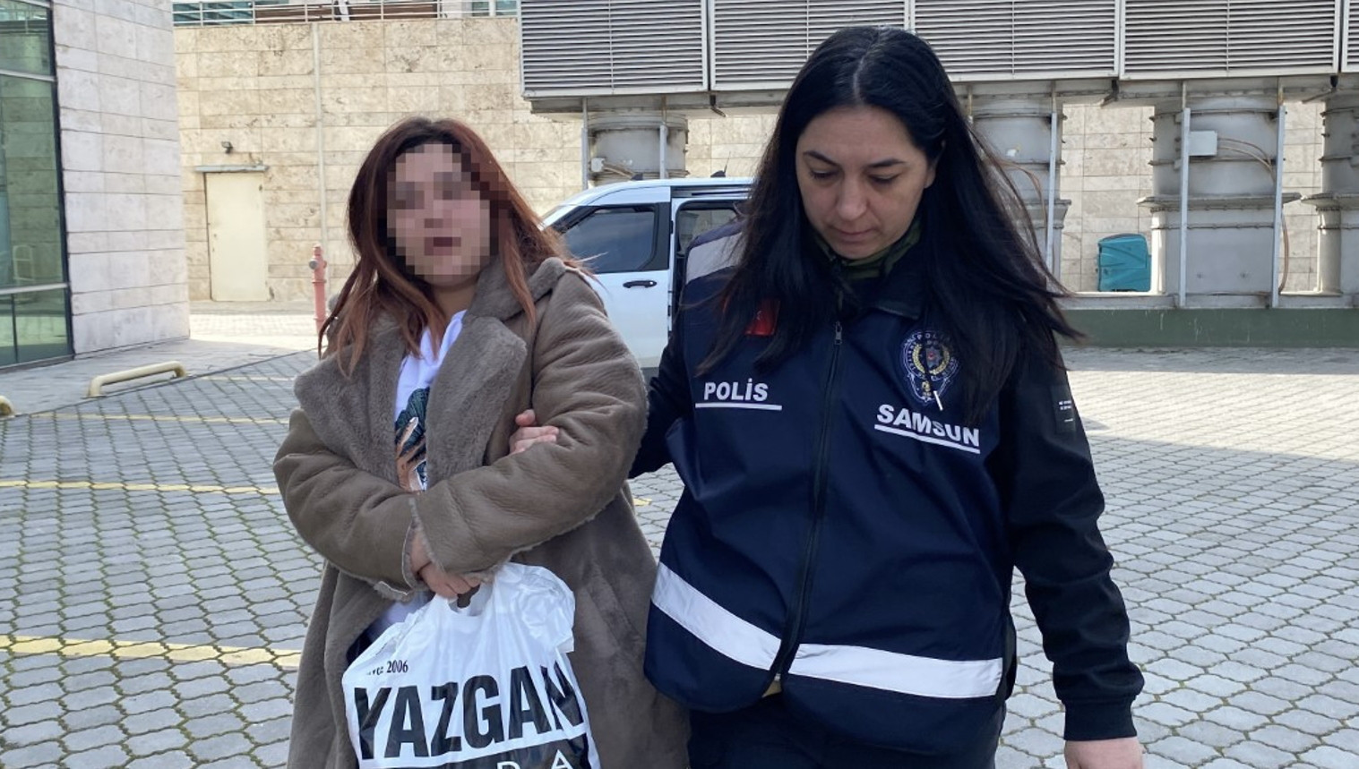 Alt katta oturan eski sevgilinin kıskançlık dehşeti: Zili çaldı, genç kadını yüzünden bıçakladı