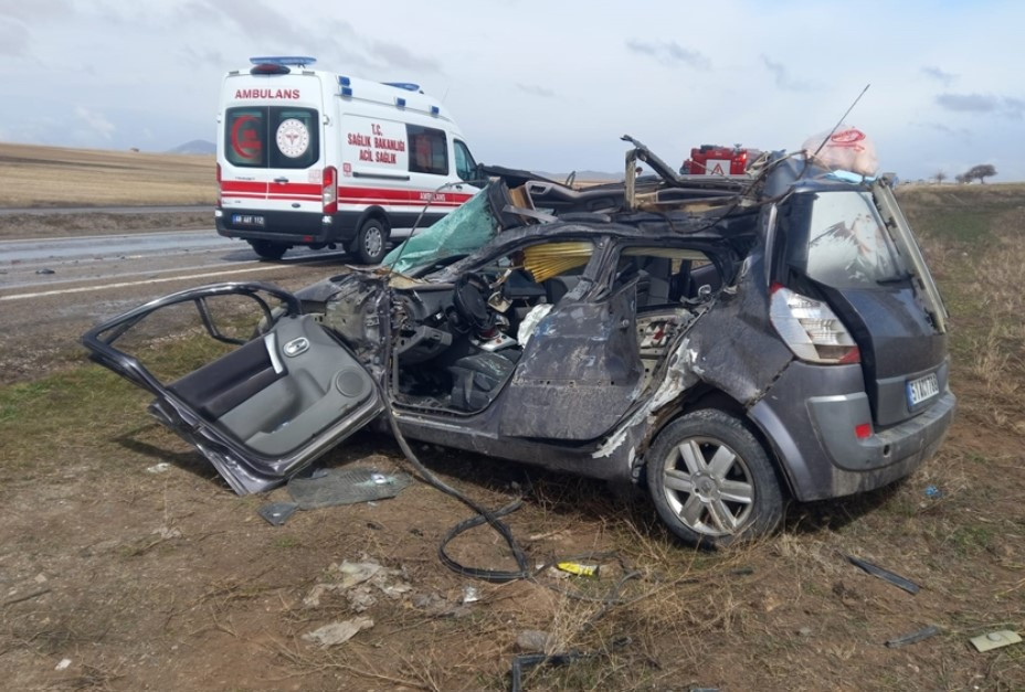 Babasından izinsiz alıp, kuzenleriyle gezintiye çıktığı otomobil TIR’a çarptı: 1 ölü, 3 yaralı